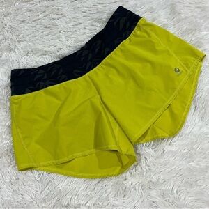 Oiselle Roga Short in Fresh Green/ Graphite/Melange Woman’s size 4